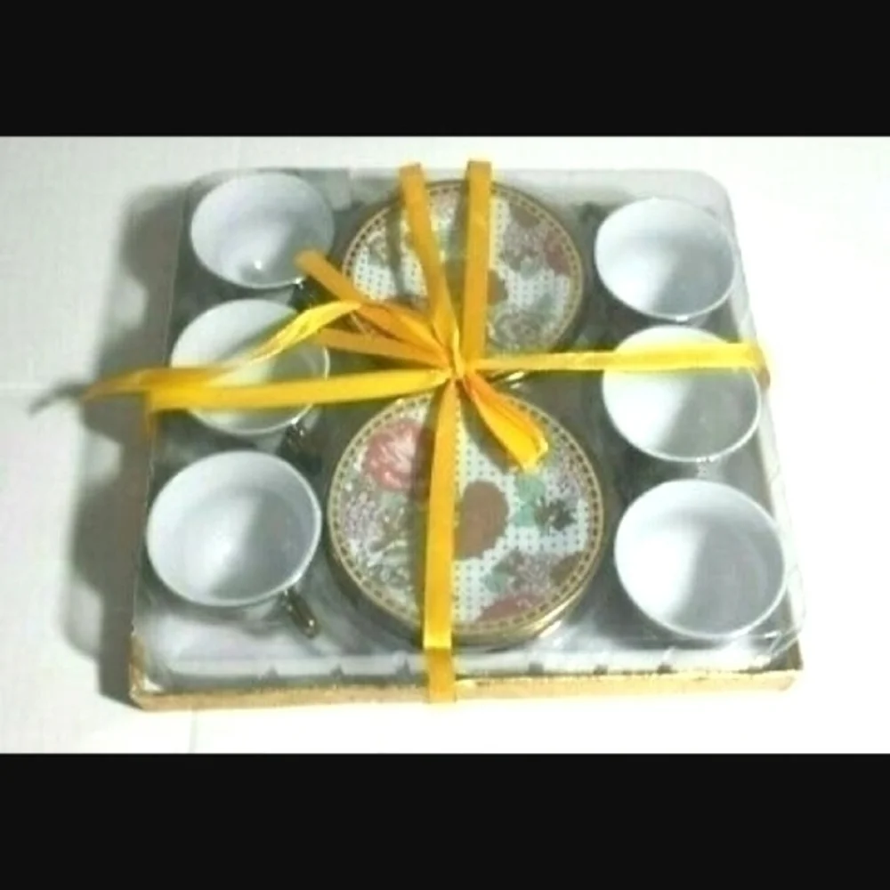 Chinese Ceramic Floral Tea Cups & Saucers Set